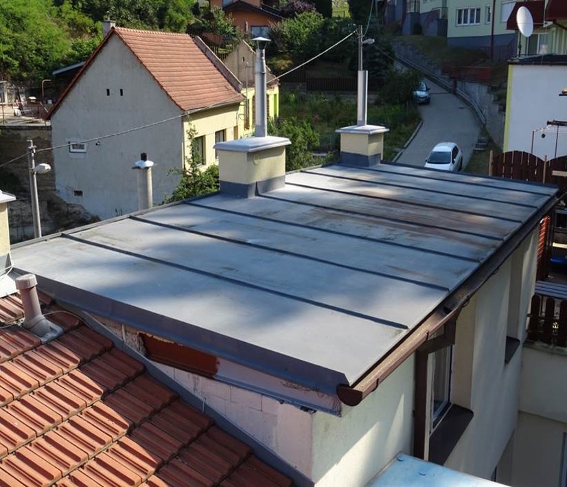 Jak odmastit plechovou střechu?
